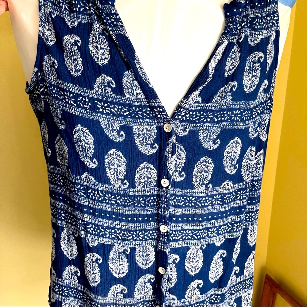 Velvet by Graham and Spencer sleeveless flowy summer top. Size XS